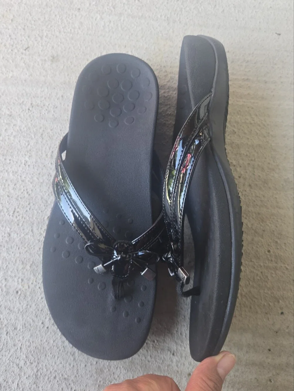 Vionic Black Patent Bow Thong Sandals